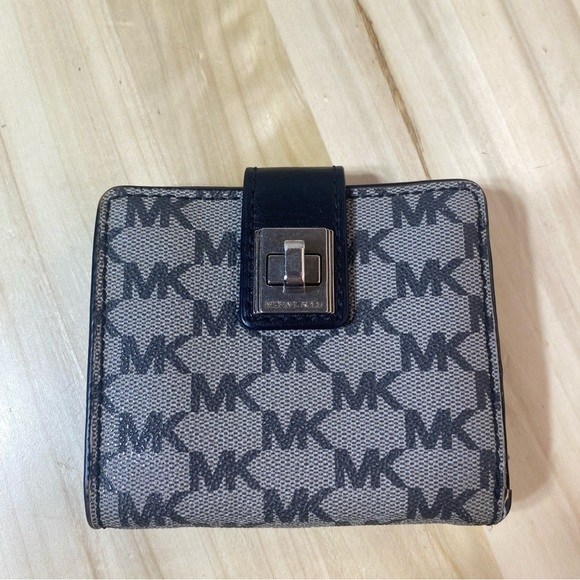 Michael Kors genuine buckle bifold wallet - Picture 1 of 5